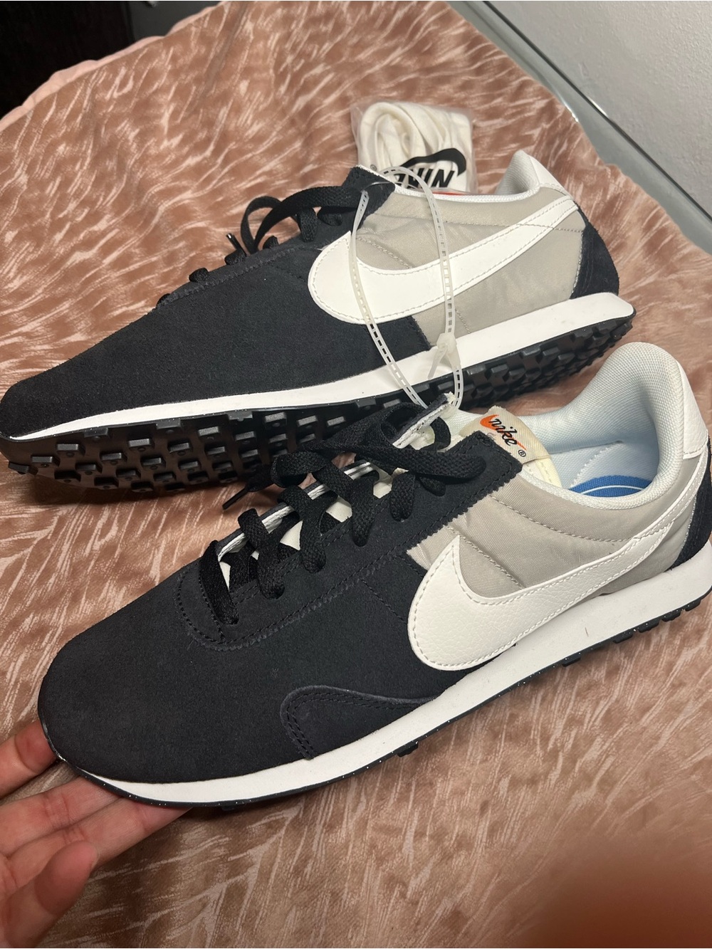 Nike Men’s Black & White Retro Runner Sneakers 8.5